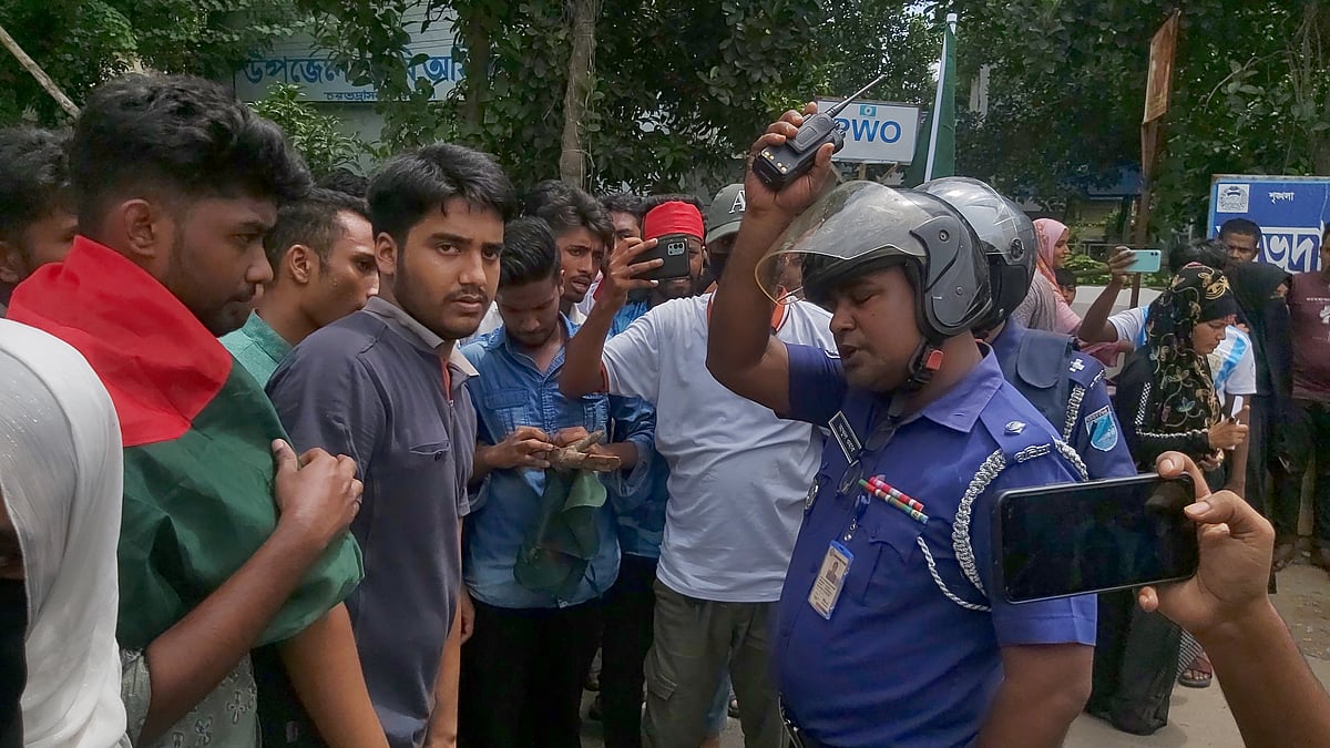 ফরিদপুরের চরভদ্রাসনে কোটা আন্দোলনকারীদের মিছিলে বাধা দিয়েছে পুলিশ